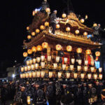 At the intersection near Ohanabatake Station, the floats are rotated in the shape of the の ("no") character in a performance called nonoji mawashi ("turned in the shape of no").